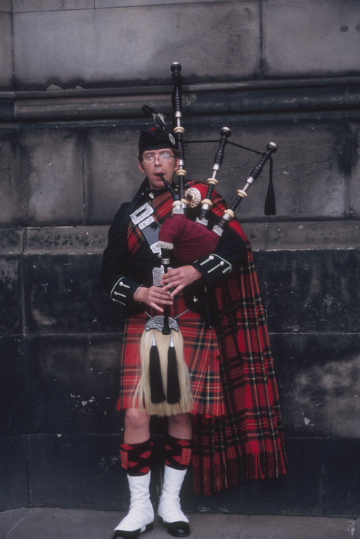  Edinburgh Street Bagpiper 